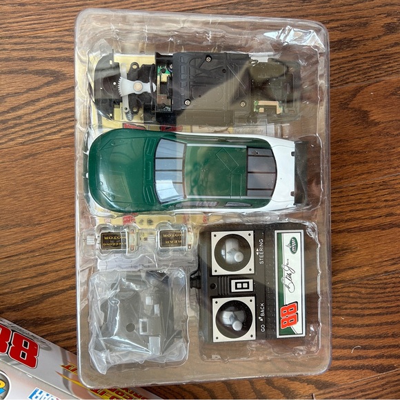 Front Runners R/C Garage Radio Control Car Kit You Build It NASCAR #88 Earnhardt - Picture 3 of 7